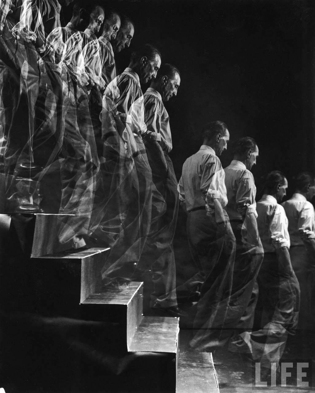 El propio Marcel Duchamp descendiendo una escalera